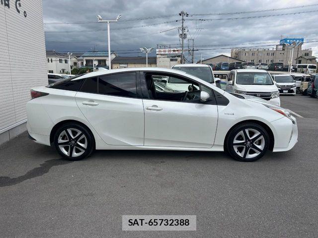Toyota PRIUS 2017-09 8871847-16