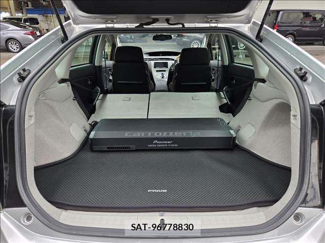 Toyota PRIUS 2013-07 8871855-12