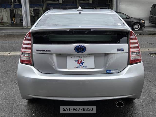 Toyota PRIUS 2013-07 8871855-15
