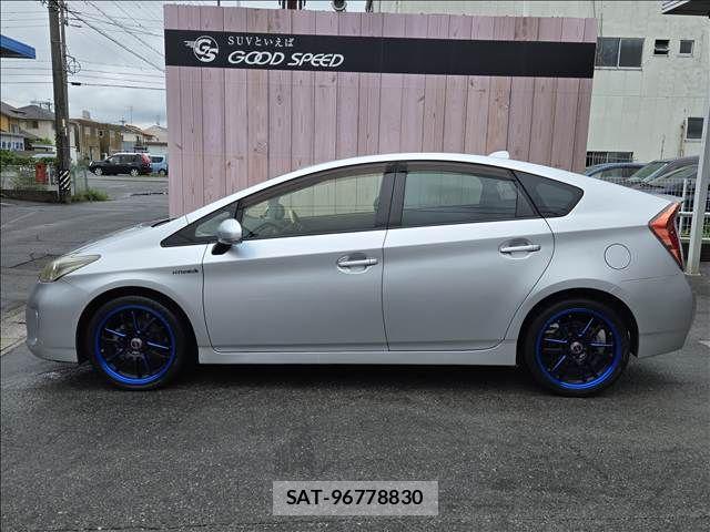 Toyota PRIUS 2013-07 8871855-16