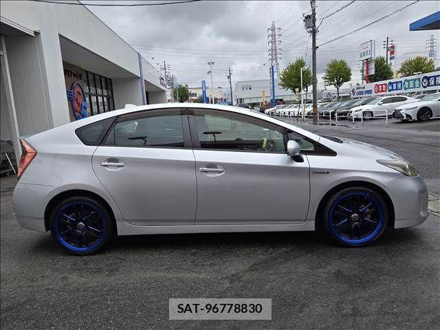 Toyota PRIUS 2013-07 8871855-17