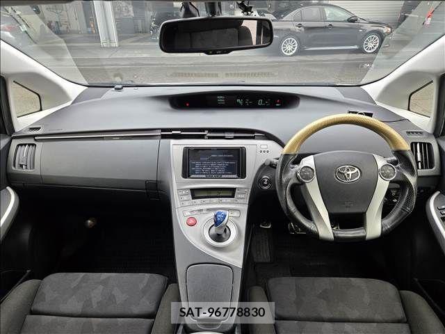 Toyota PRIUS 2013-07 8871855-1