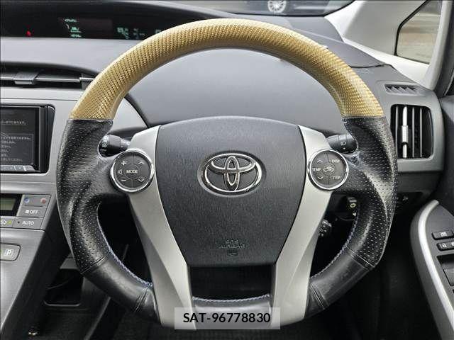 Toyota PRIUS 2013-07 8871855-3