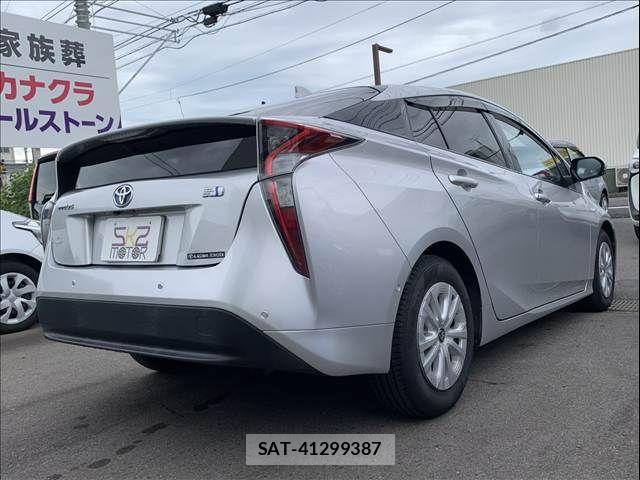 Toyota PRIUS 2016-10 8871854-9