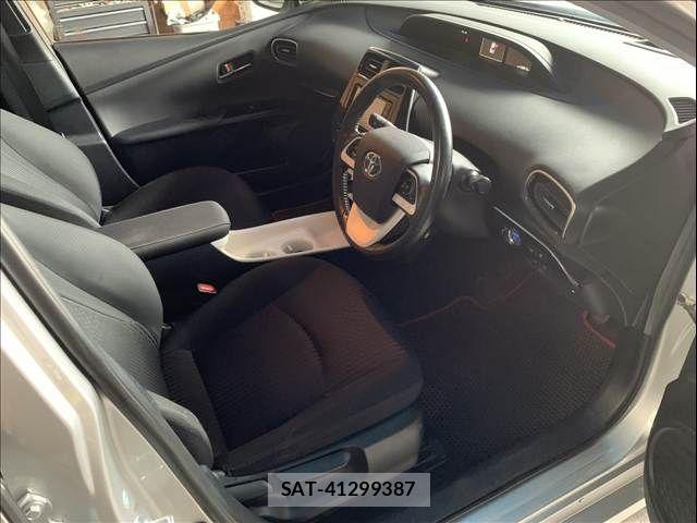 Toyota PRIUS 2016-10 8871854-10