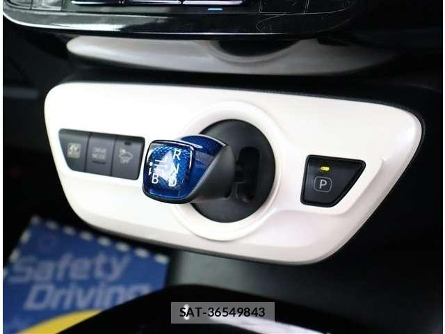 Toyota PRIUS 2018-01 8881607-8