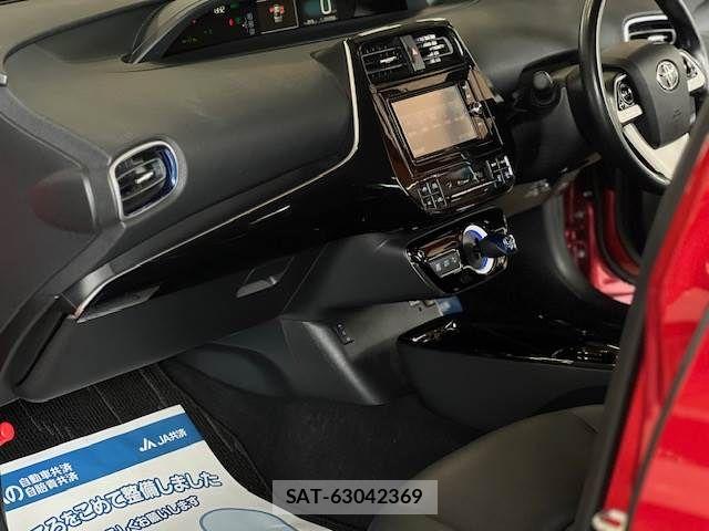 Toyota PRIUS 2016-08 8881630-7