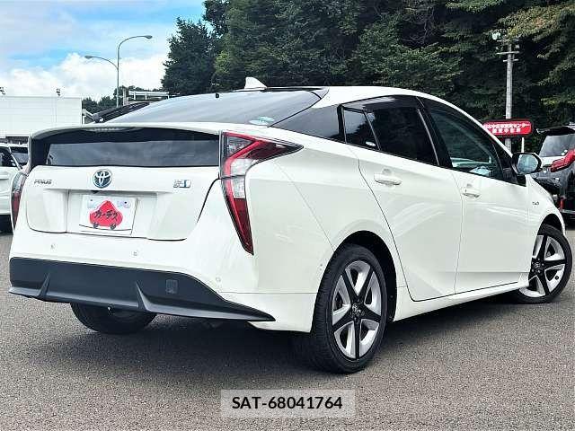 Toyota PRIUS 2016-06 8881636-2