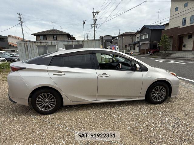 Toyota PRIUS 2016-03 8881644-5