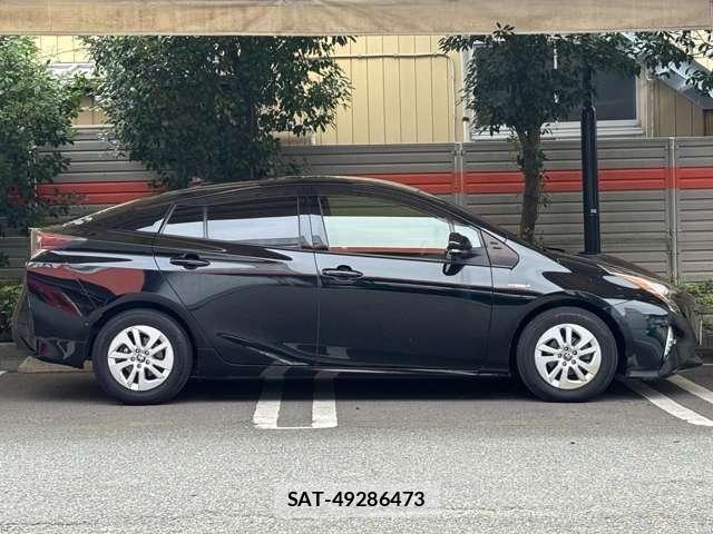 Toyota PRIUS 2017-06 8881616-24
