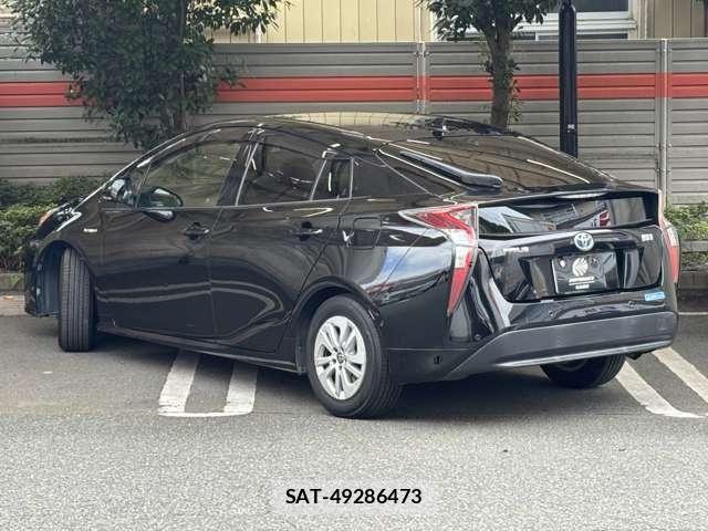 Toyota PRIUS 2017-06 8881616-26
