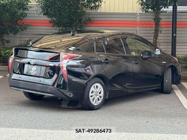 Toyota PRIUS 2017-06 8881616-2