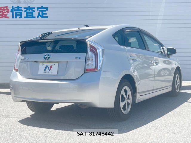 Toyota PRIUS 2014-07 8881645-17