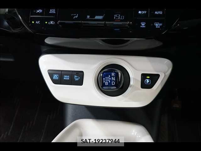 Toyota PRIUS 2016-05 8881623-11