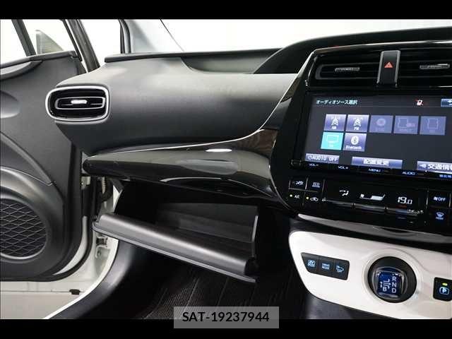 Toyota PRIUS 2016-05 8881623-12