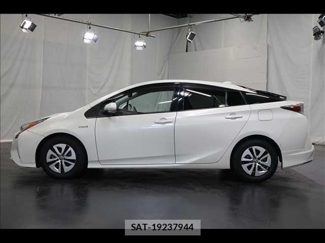 Toyota PRIUS 2016-05 8881623-14