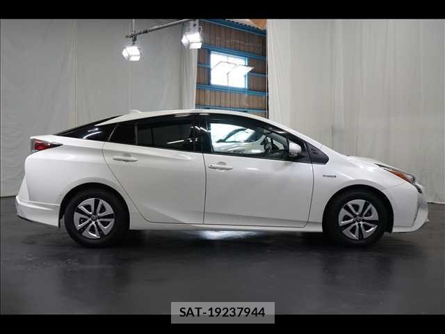 Toyota PRIUS 2016-05 8881623-15