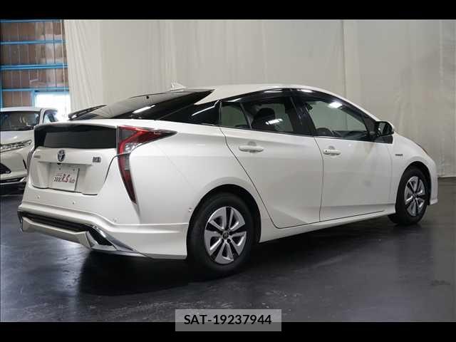 Toyota PRIUS 2016-05 8881623-8