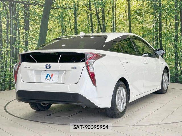 Toyota PRIUS 2016-01 8881624-16