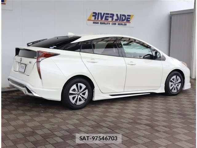 Toyota PRIUS 2017-03 8881604-21