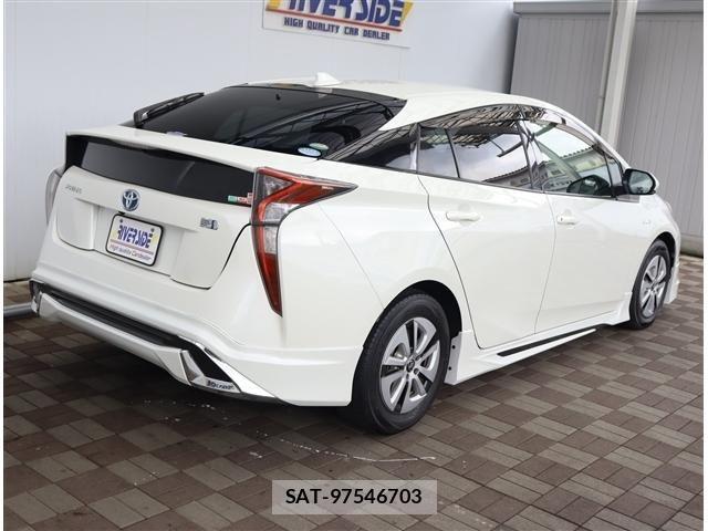 Toyota PRIUS 2017-03 8881604-2