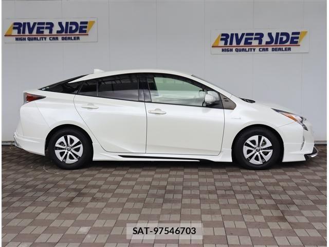 Toyota PRIUS 2017-03 8881604-3