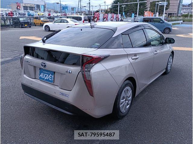 Toyota PRIUS 2018-01 8881618-1