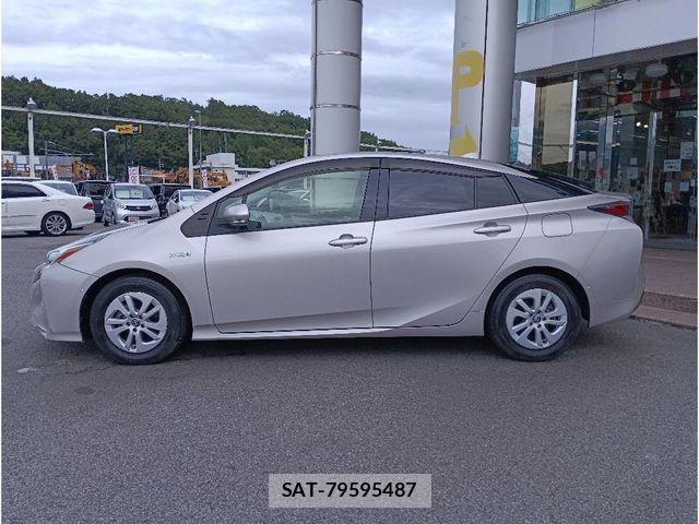 Toyota PRIUS 2018-01 8881618-4