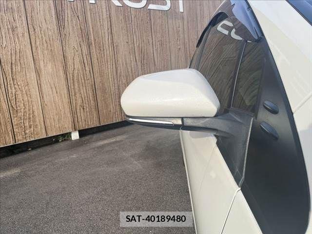 Toyota PRIUS 2019-03 8881622-25