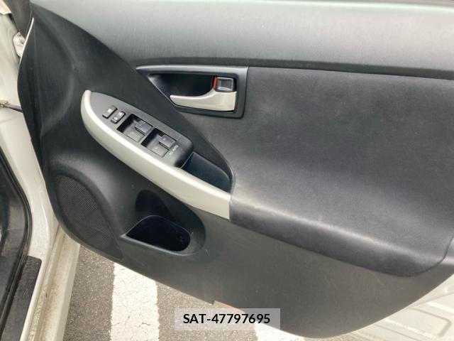 Toyota PRIUS 2013-12 8881673-10