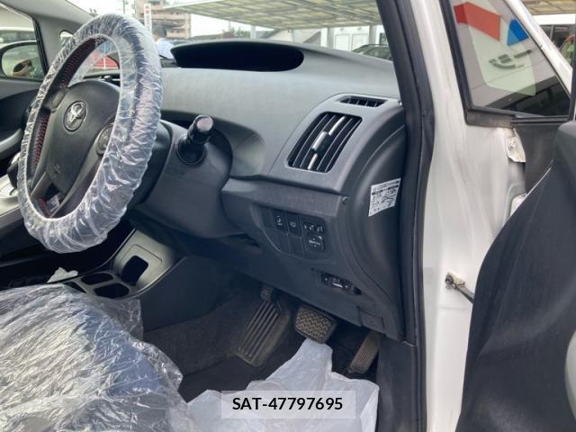 Toyota PRIUS 2013-12 8881673-11