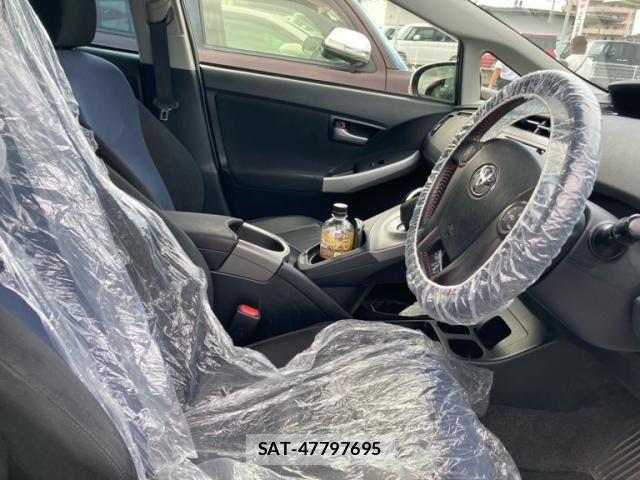 Toyota PRIUS 2013-12 8881673-12