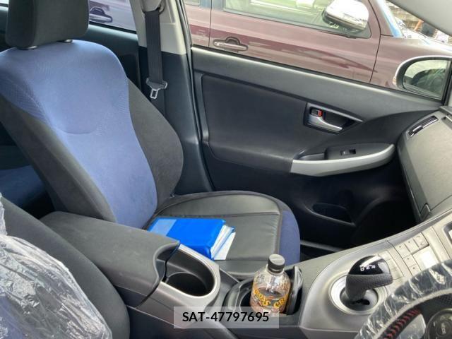 Toyota PRIUS 2013-12 8881673-13