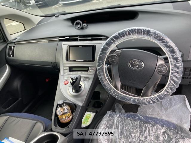 Toyota PRIUS 2013-12 8881673-17