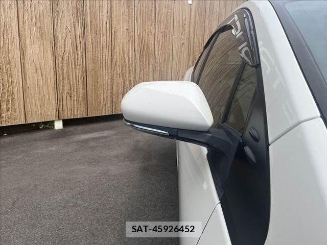 Toyota PRIUS 2019-08 8881620-25