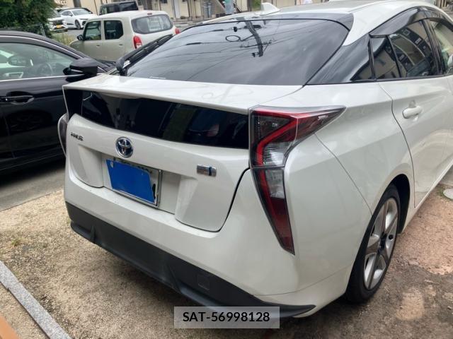 Toyota PRIUS 2017-02 8881649-2
