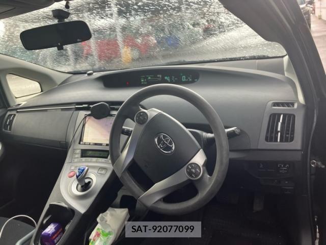 Toyota PRIUS 2015-07 8881662-11