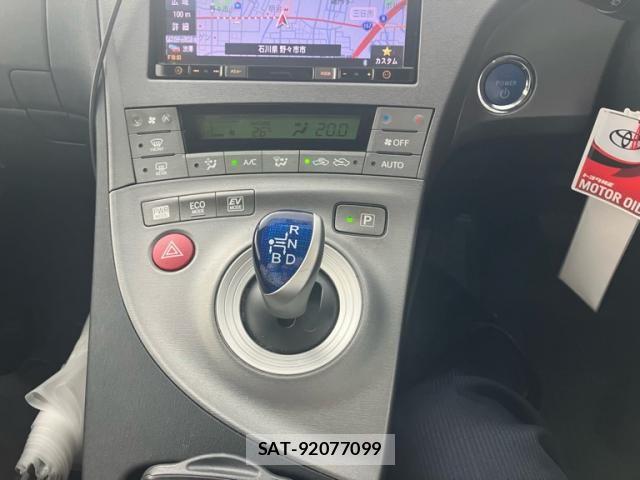 Toyota PRIUS 2015-07 8881662-13