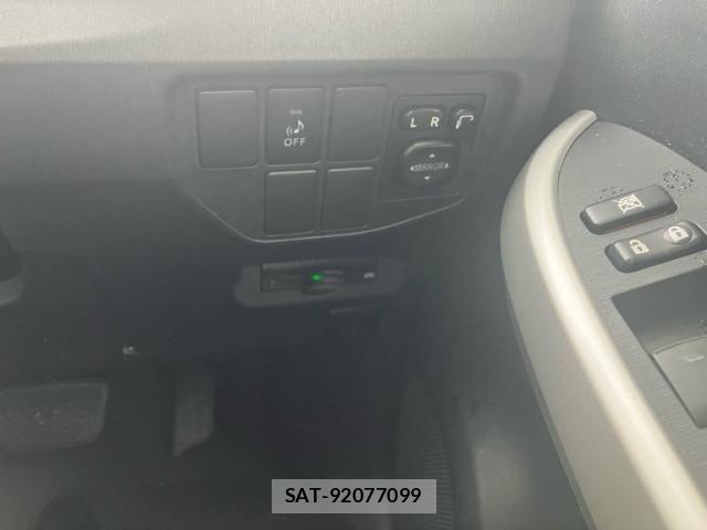 Toyota PRIUS 2015-07 8881662-15