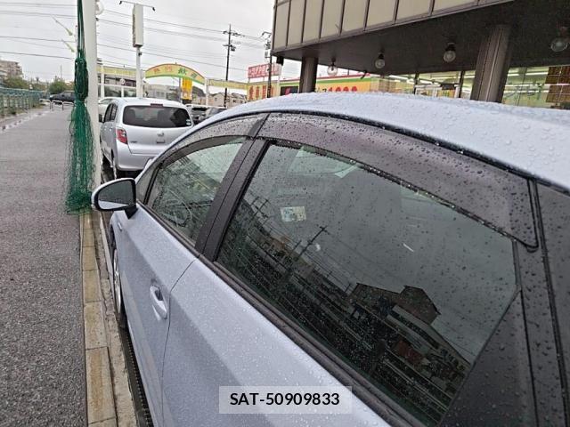 Toyota PRIUS 2010-07 8881642-11