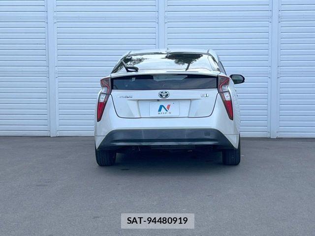 Toyota PRIUS 2015-12 8881640-14