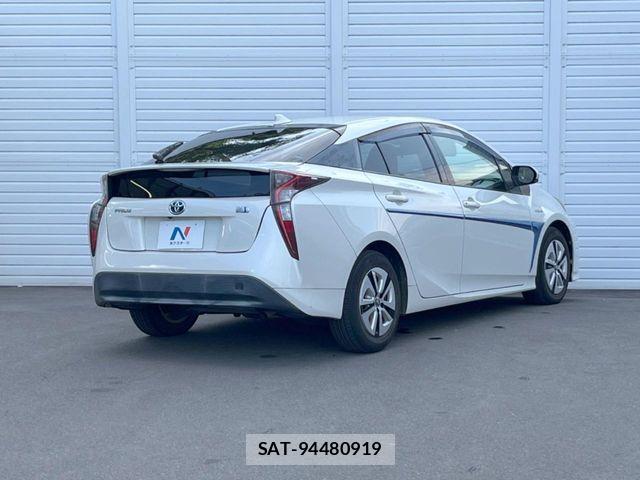 Toyota PRIUS 2015-12 8881640-16