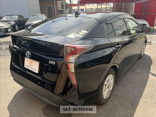 Toyota PRIUS 2016-10 8881612-16