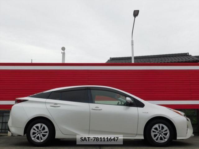 Toyota PRIUS 2017-10 8881639-3