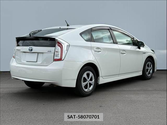 Toyota PRIUS 2015-06 8881643-11