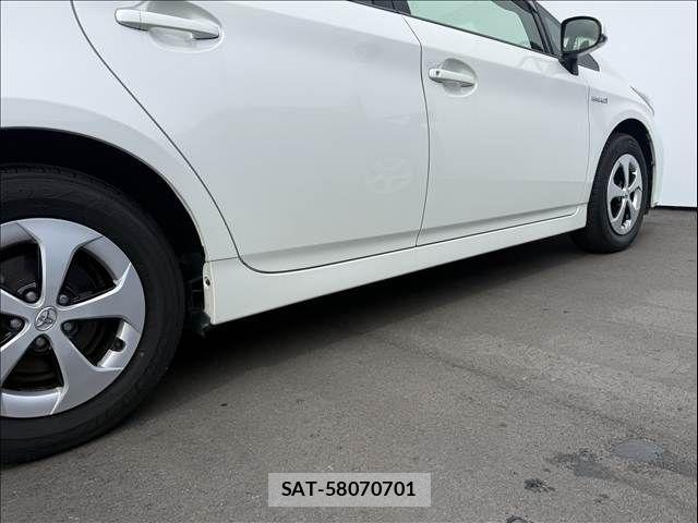 Toyota PRIUS 2015-06 8881643-12