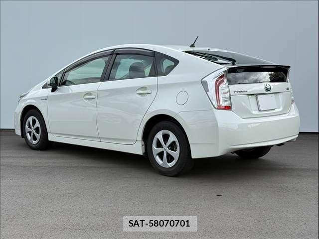 Toyota PRIUS 2015-06 8881643-13