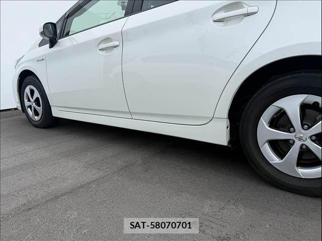 Toyota PRIUS 2015-06 8881643-14
