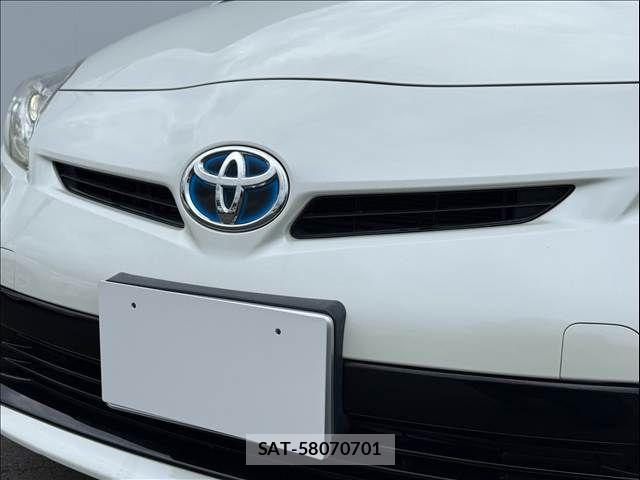 Toyota PRIUS 2015-06 8881643-20