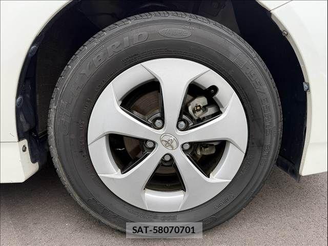Toyota PRIUS 2015-06 8881643-26